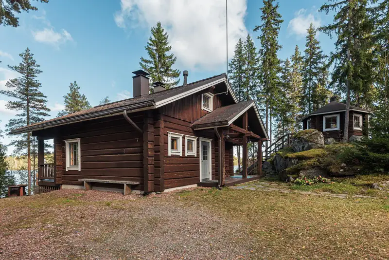 Mökki en rondins ~49 m² + mezzanine (2003), 4 590 m² et ~40 m de rive privée sur l’Iso Arajärvi — Vesilahti — 4