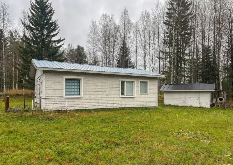 Mökki ~68 m² (2000) + garage et 2 aittas, 5 299 m² et ~200 m de rive privée Rotimojoki — Rotimojoki / Vieremä — 5