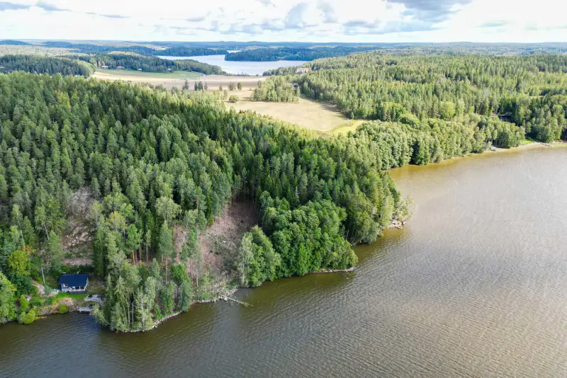 Terrain rive Hiidenvesi ~5 344 m² (~80 m), orientation sud — Irjala / Vihti — 9