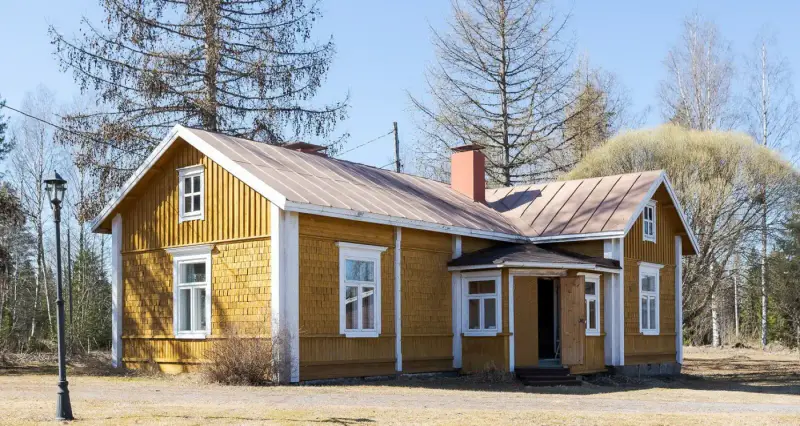 Maison ~165 m² (1965/rénov. 2007) + sauna, ~7,9 ha, rive + part Huopanankoski — Viitasaari — 17