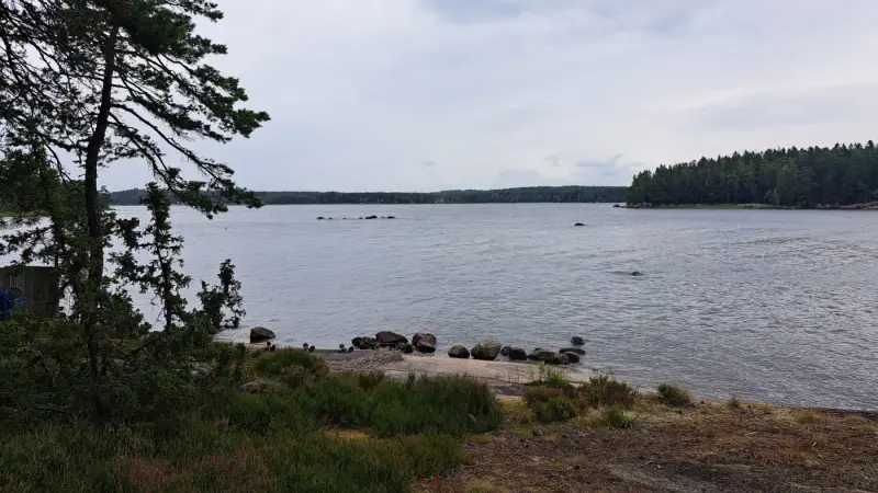 Chalet ~30 m² (1982) sur l’île de Kujaholmi, ~70 m de rive rocheuse, 1 515 m² — Klamila / Virolahti — 8
