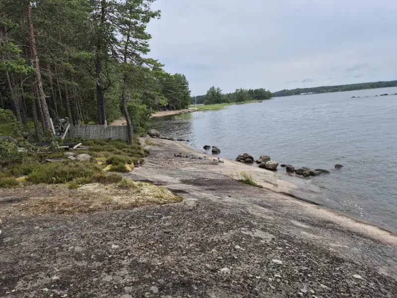 Chalet ~30 m² (1982) sur l’île de Kujaholmi, ~70 m de rive rocheuse, 1 515 m² — Klamila / Virolahti — 7