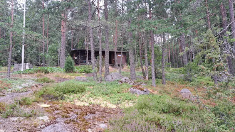 Chalet ~30 m² (1982) sur l’île de Kujaholmi, ~70 m de rive rocheuse, 1 515 m² — Klamila / Virolahti — 1