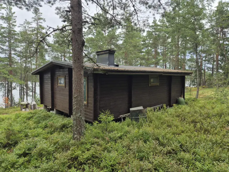 Chalet ~30 m² (1982) sur l’île de Kujaholmi, ~70 m de rive rocheuse, 1 515 m² — Klamila / Virolahti — 3