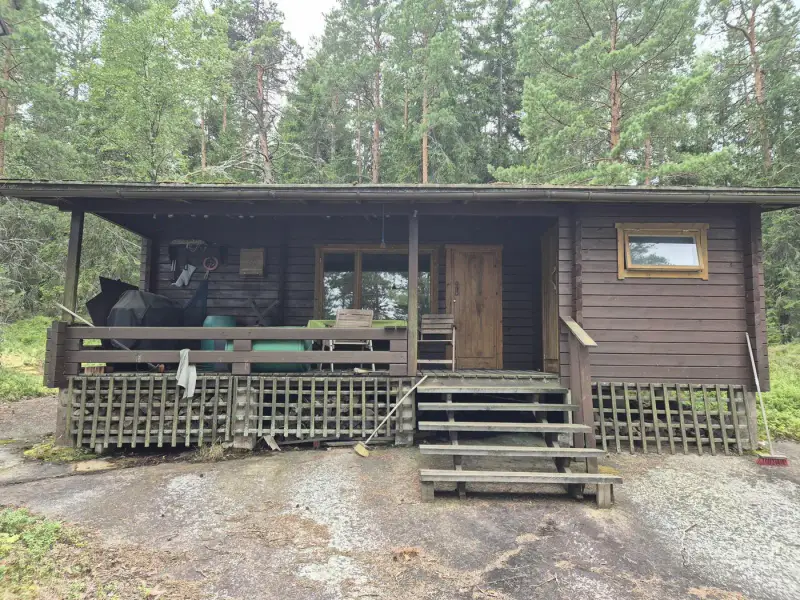 Chalet ~30 m² (1982) sur l’île de Kujaholmi, ~70 m de rive rocheuse, 1 515 m² — Klamila / Virolahti — 2