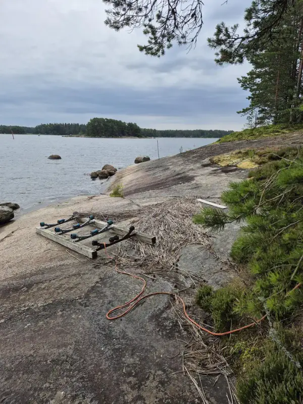 Chalet ~30 m² (1982) sur l’île de Kujaholmi, ~70 m de rive rocheuse, 1 515 m² — Klamila / Virolahti — 6