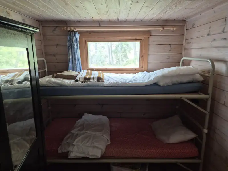 Chalet ~30 m² (1982) sur l’île de Kujaholmi, ~70 m de rive rocheuse, 1 515 m² — Klamila / Virolahti — 9