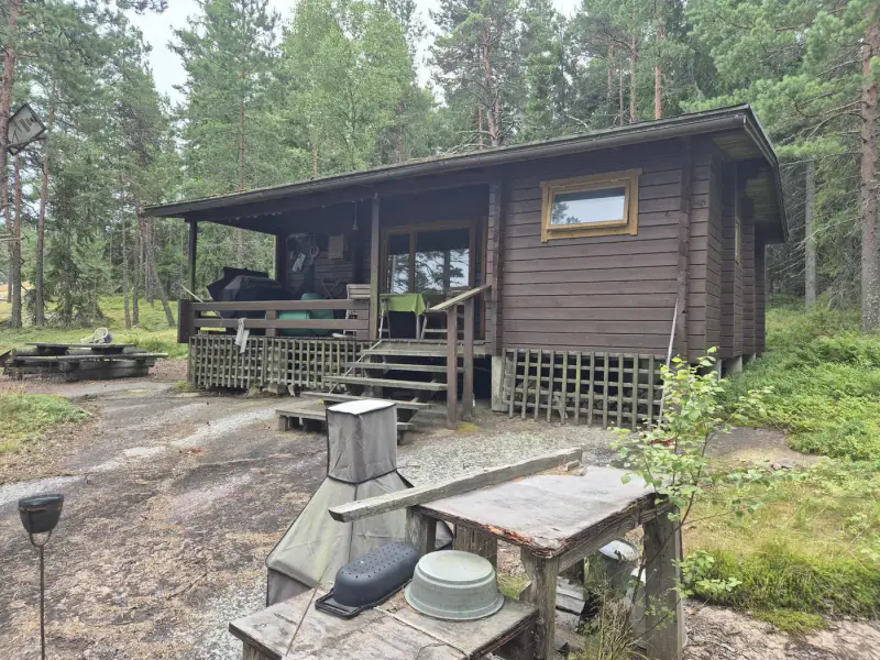 Chalet ~30 m² (1982) sur l’île de Kujaholmi, ~70 m de rive rocheuse, 1 515 m² — Klamila / Virolahti — 4