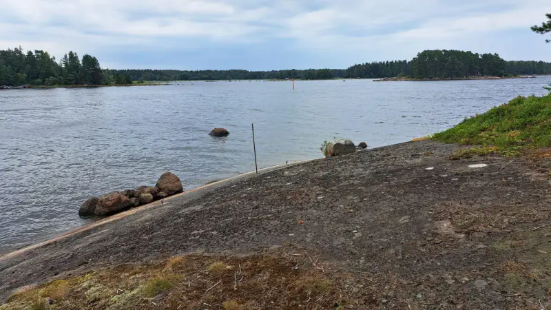Chalet ~30 m² (1982) sur l’île de Kujaholmi, ~70 m de rive rocheuse, 1 515 m² — Klamila / Virolahti — 5