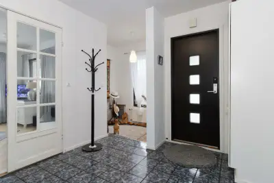 Villa mer ~140 m² (1992) rénovée, 3 100 m², rive privée — Vilkkilä / Virolahti — 1