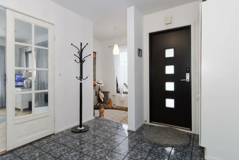 Villa mer ~140 m² (1992) rénovée, 3 100 m², rive privée — Vilkkilä / Virolahti — 1