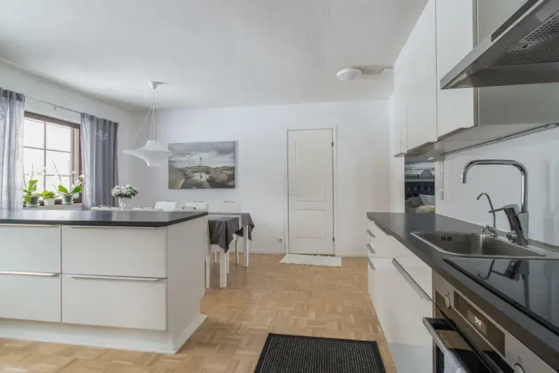 Villa mer ~140 m² (1992) rénovée, 3 100 m², rive privée — Vilkkilä / Virolahti — 3