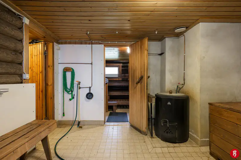 Ancien centre de colonie paroissial : mökki ~69 m² + bâtiment sauna 76 m², 16 930 m² et rive privée sur le Röykäsjärvi — Komossa / Vöyri — 15