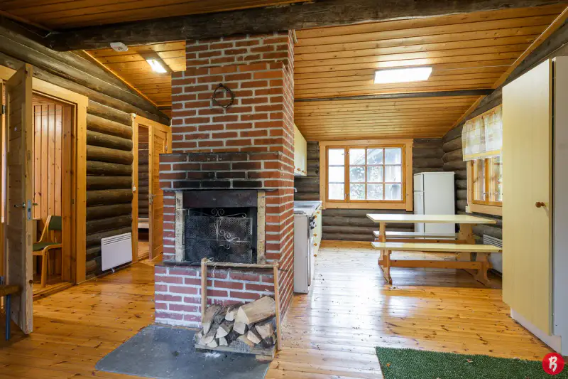 Ancien centre de colonie paroissial : mökki ~69 m² + bâtiment sauna 76 m², 16 930 m² et rive privée sur le Röykäsjärvi — Komossa / Vöyri — 10