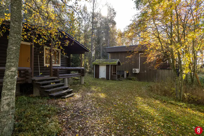 Ancien centre de colonie paroissial : mökki ~69 m² + bâtiment sauna 76 m², 16 930 m² et rive privée sur le Röykäsjärvi — Komossa / Vöyri — 8