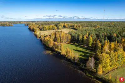 Ancien centre de colonie paroissial : mökki ~69 m² + bâtiment sauna 76 m², 16 930 m² et rive privée sur le Röykäsjärvi — Komossa / Vöyri — 1