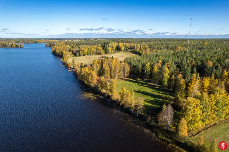 Ancien centre de colonie paroissial : mökki ~69 m² + bâtiment sauna 76 m², 16 930 m² et rive privée sur le Röykäsjärvi — Komossa / Vöyri — 1