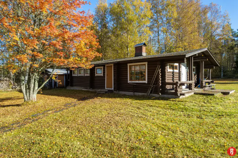 Ancien centre de colonie paroissial : mökki ~69 m² + bâtiment sauna 76 m², 16 930 m² et rive privée sur le Röykäsjärvi — Komossa / Vöyri — 11