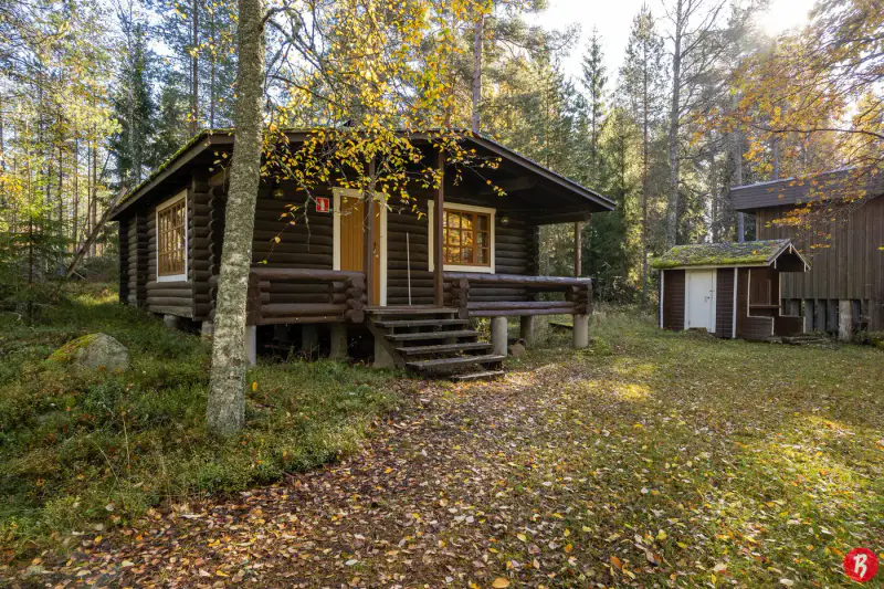 Ancien centre de colonie paroissial : mökki ~69 m² + bâtiment sauna 76 m², 16 930 m² et rive privée sur le Röykäsjärvi — Komossa / Vöyri — 7