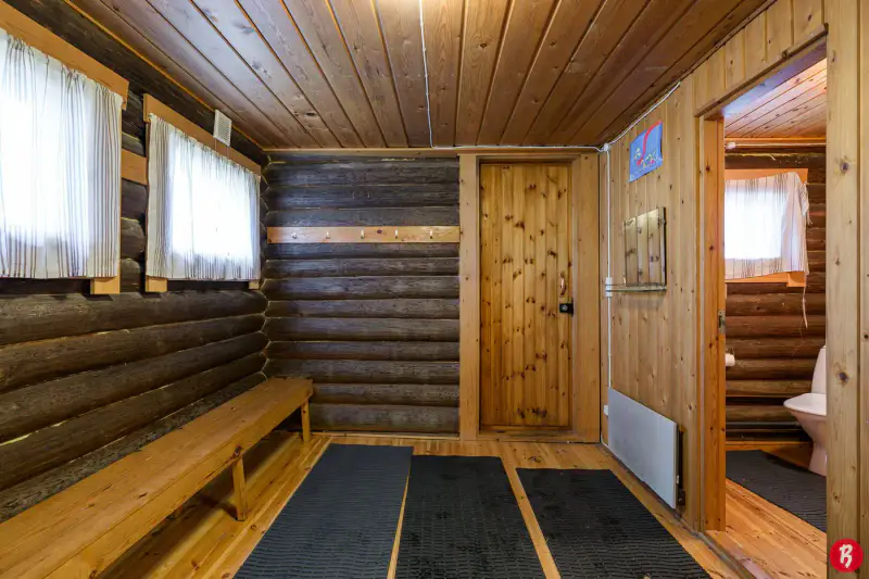 Ancien centre de colonie paroissial : mökki ~69 m² + bâtiment sauna 76 m², 16 930 m² et rive privée sur le Röykäsjärvi — Komossa / Vöyri — 14