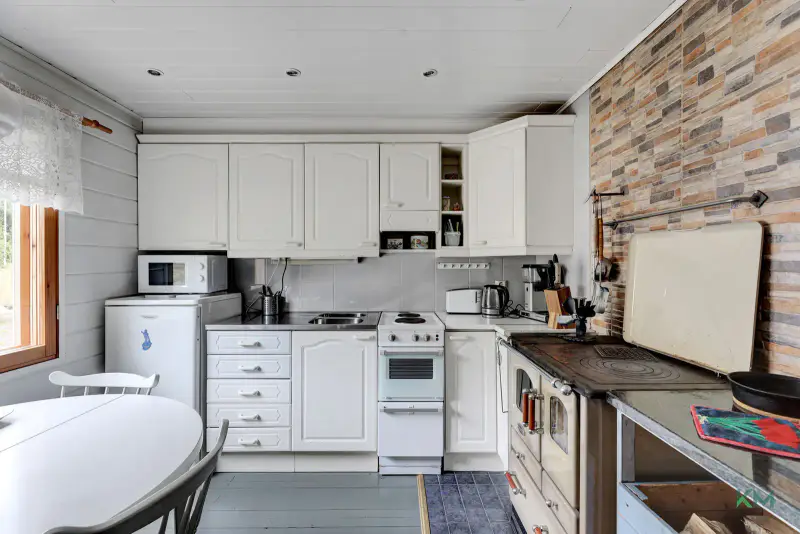 Chalet 1989, 47 m², rive privée Kivijärvi 40 m, 3 580 m² — Ylitornio — 11