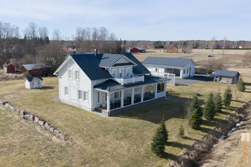 Maison familiale ~180 m² (2014) + garage, 8 650 m² en bord de rivière — Kalajoki / Ylivieska — 4