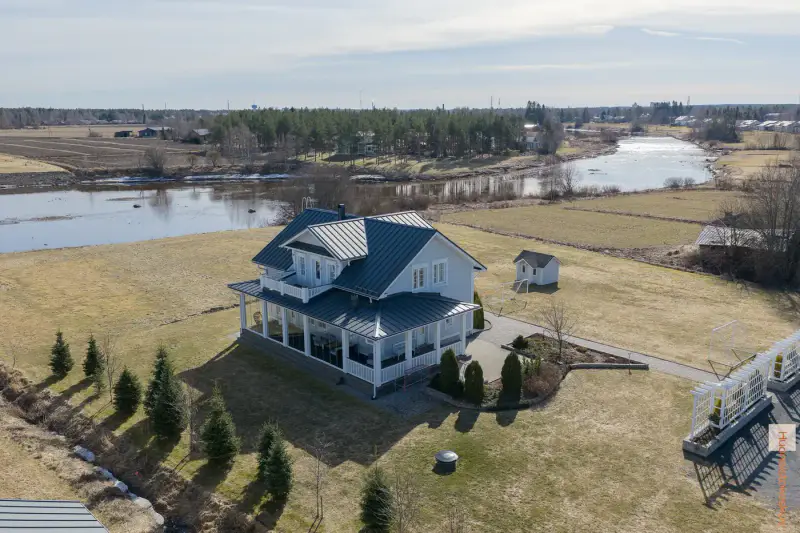 Maison familiale ~180 m² (2014) + garage, 8 650 m² en bord de rivière — Kalajoki / Ylivieska — 17
