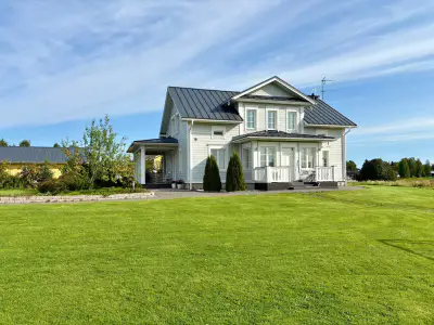 Maison familiale ~180 m² (2014) + garage, 8 650 m² en bord de rivière — Kalajoki / Ylivieska — 1