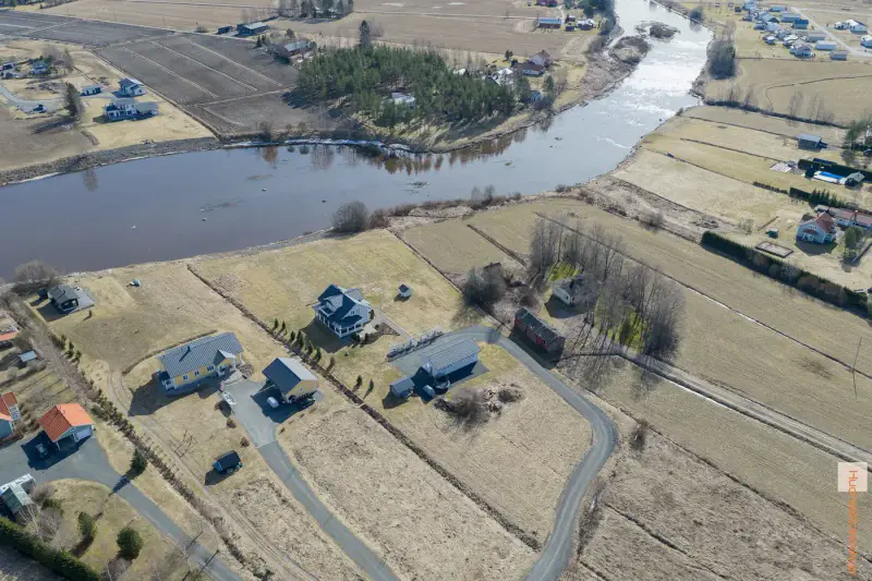 Maison familiale ~180 m² (2014) + garage, 8 650 m² en bord de rivière — Kalajoki / Ylivieska — 3