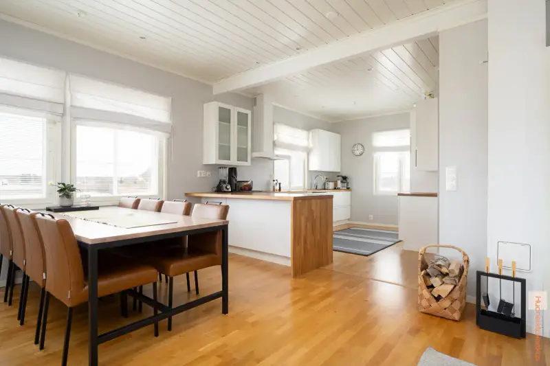 Maison familiale ~180 m² (2014) + garage, 8 650 m² en bord de rivière — Kalajoki / Ylivieska — 7