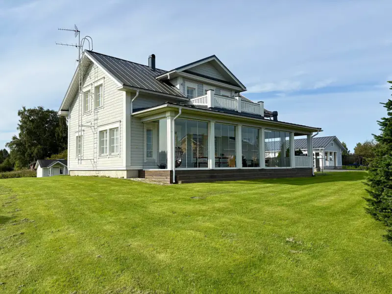 Maison familiale ~180 m² (2014) + garage, 8 650 m² en bord de rivière — Kalajoki / Ylivieska — 18