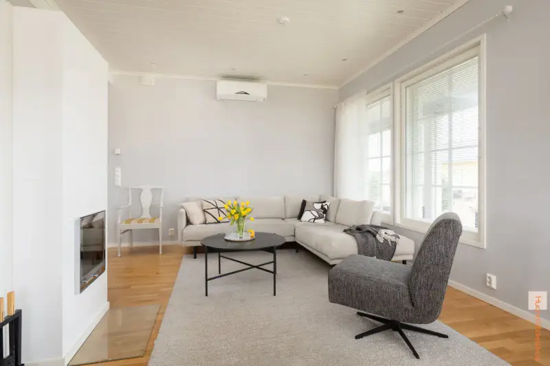 Maison familiale ~180 m² (2014) + garage, 8 650 m² en bord de rivière — Kalajoki / Ylivieska — 8