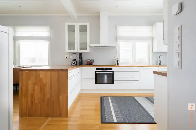 Maison familiale ~180 m² (2014) + garage, 8 650 m² en bord de rivière — Kalajoki / Ylivieska — 9