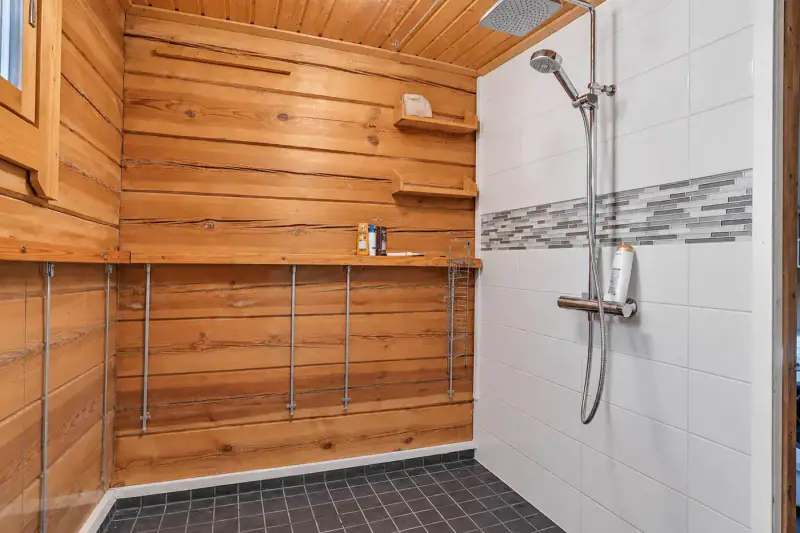 Maison bois ~121 m² (1992) + sauna, 3 470 m² (~45 m rive), Vankavesi — Kuru / Ylöjärvi — 18